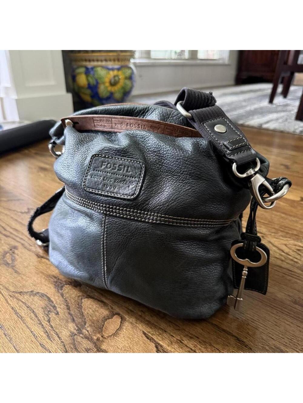🖤 Vintage Fossil Leather Crossbody Bag Key Charm Y2K Unisex